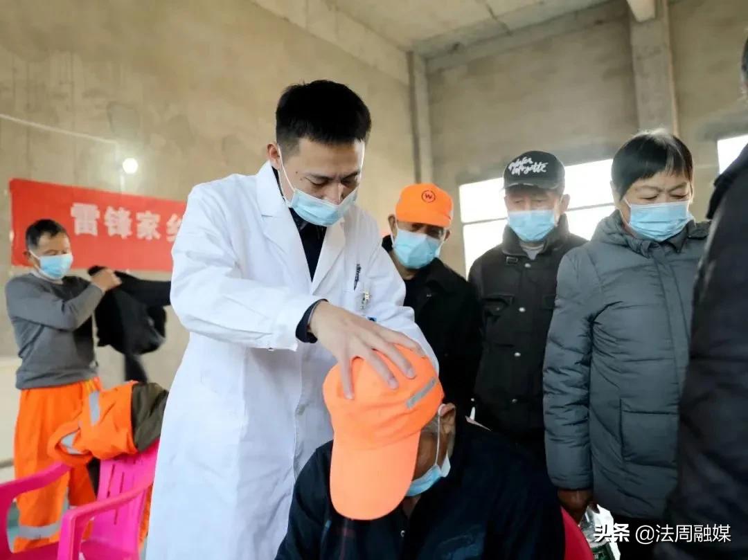 澧县人民医院开展“雷锋家乡学雷锋 关爱守护城市美容师”义诊活动