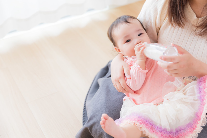 婴儿喝水吗（新生儿多大能喝水）