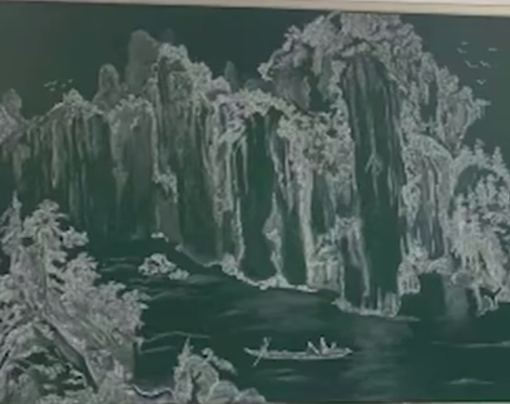 高中生“黑板报”走红，赤壁图画得栩栩如生，临摹得很形象