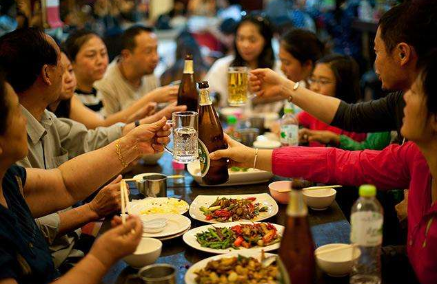 四川男人开饭馆，利用“人性贪婪”来营销，一年狂赚200万，真牛