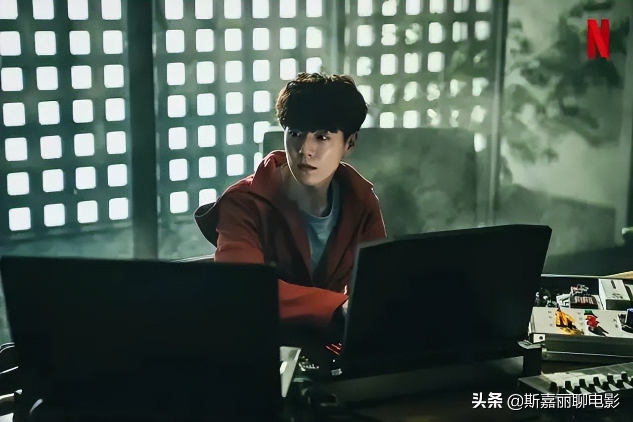 同样是人海战术，把《纸钞屋》和《鱿鱼游戏》对比，差距就出来了