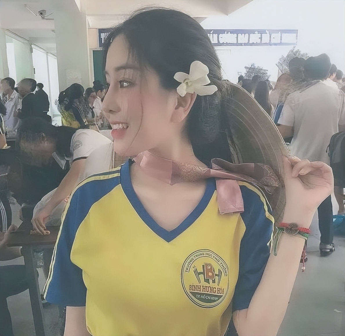 高中女孩被称为“纯欲系校花”！普通校服穿出高级感，令学生羡慕