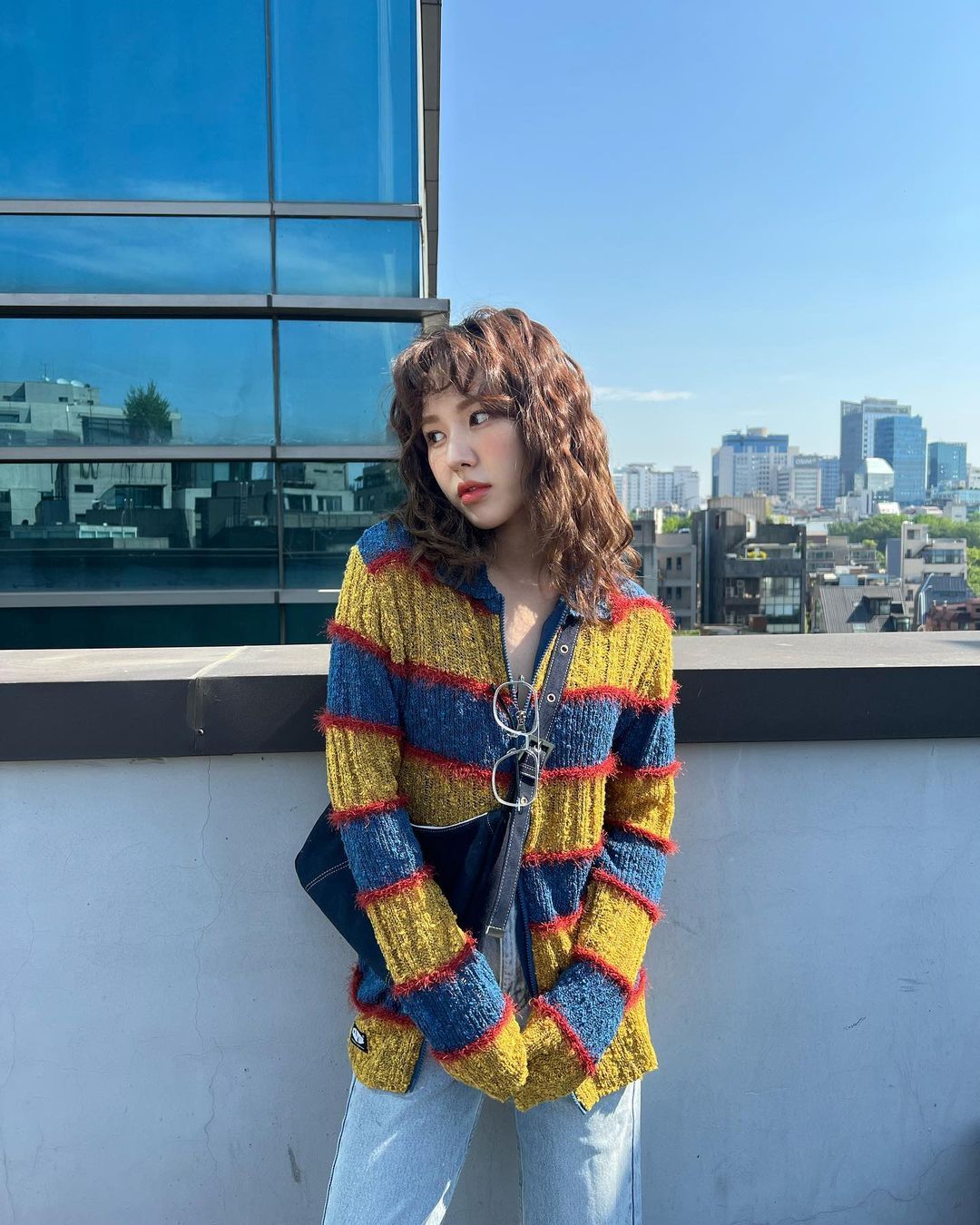 Red Velvet成员Wendy坐屋顶拍照引热议：我是孙胜完，无所畏惧