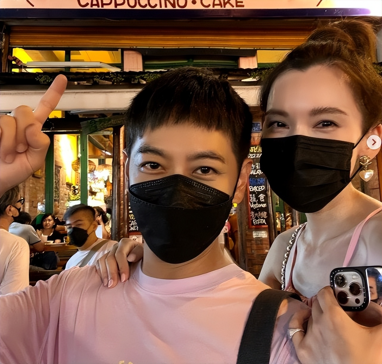 陈若仪晒老公儿子，林志颖被Kimi搭肩膀，父子穿亲子装背影超像