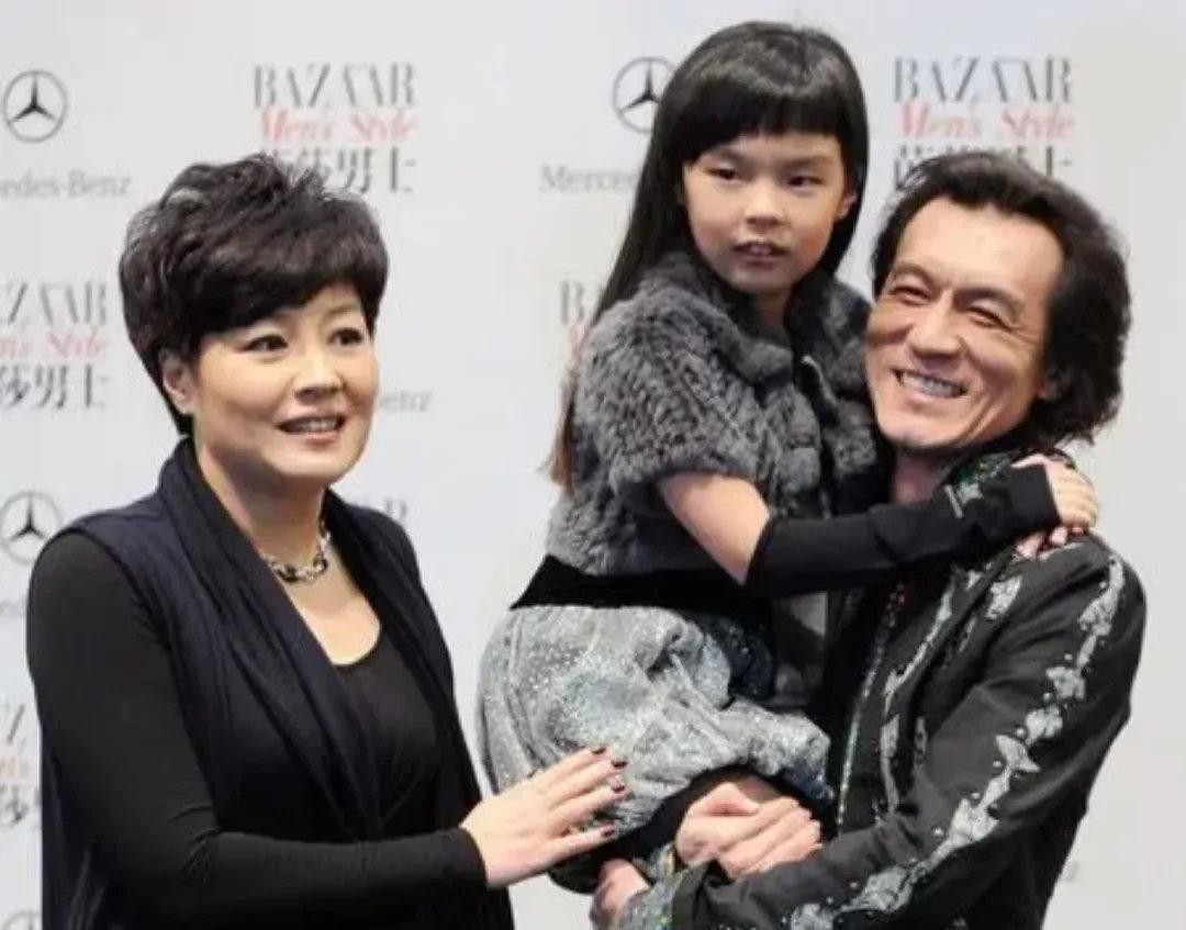 父亲是歪瓜裂枣，女儿却貌美如花？这10位星二代的长相好奇妙