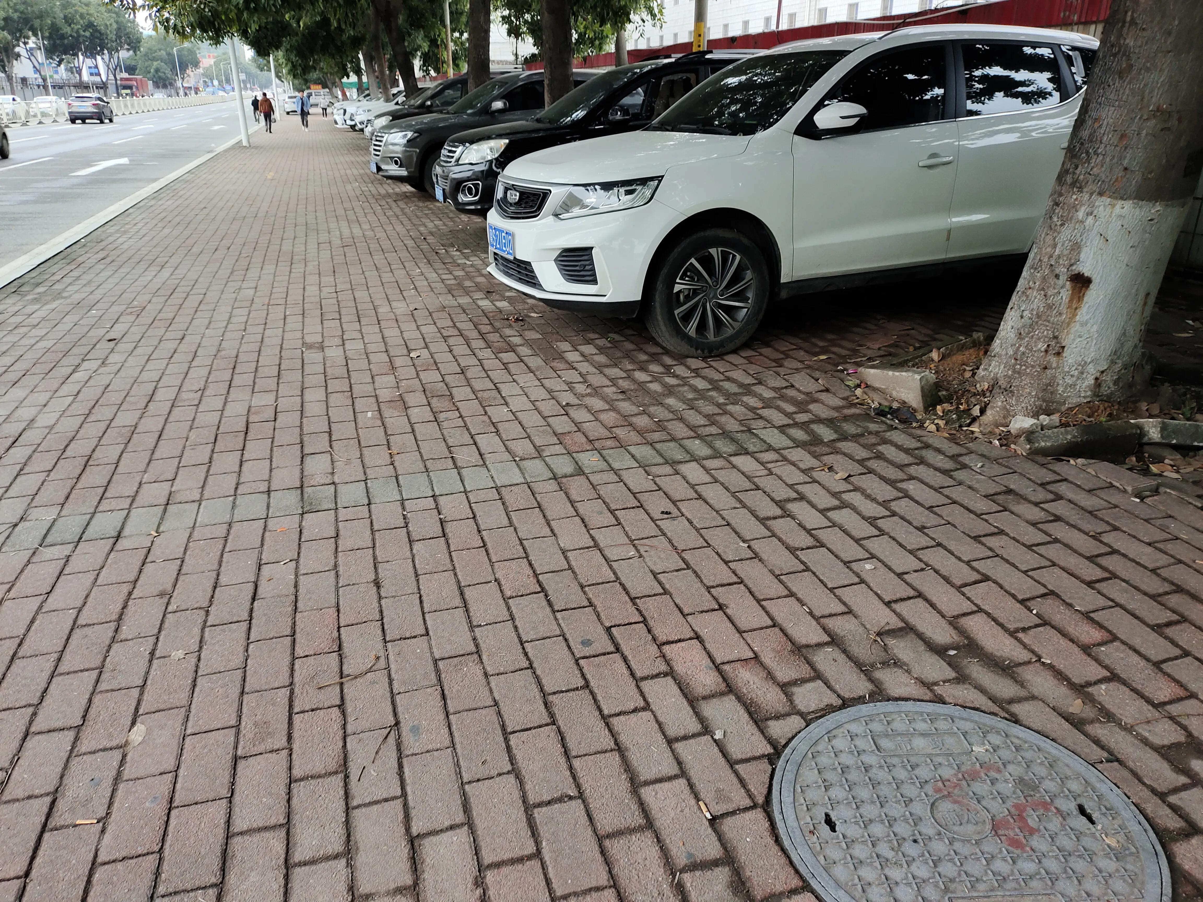 月薪4000的工薪层真不建议买车，给你算一笔帐，你会发现没车真好
