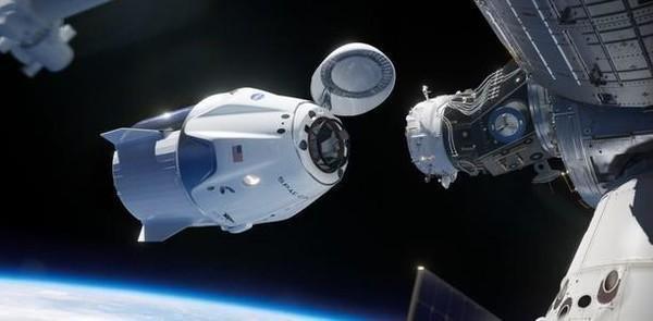 新龙飞船首飞，带四名宇航员进国际空间站，不是停产了吗？