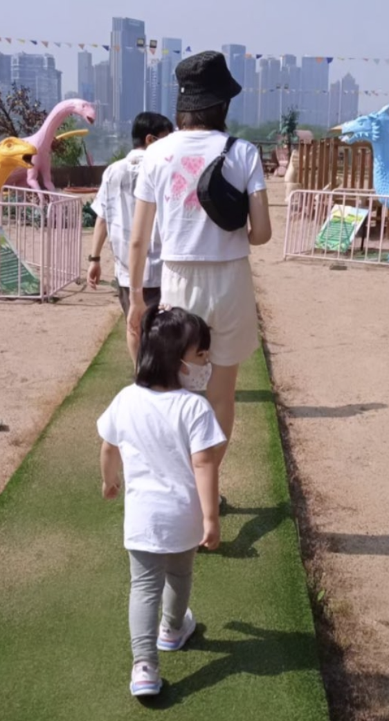 王祖蓝陪妻儿出游，李亚男牵手女儿秀超模身材，姐妹俩呆萌可爱