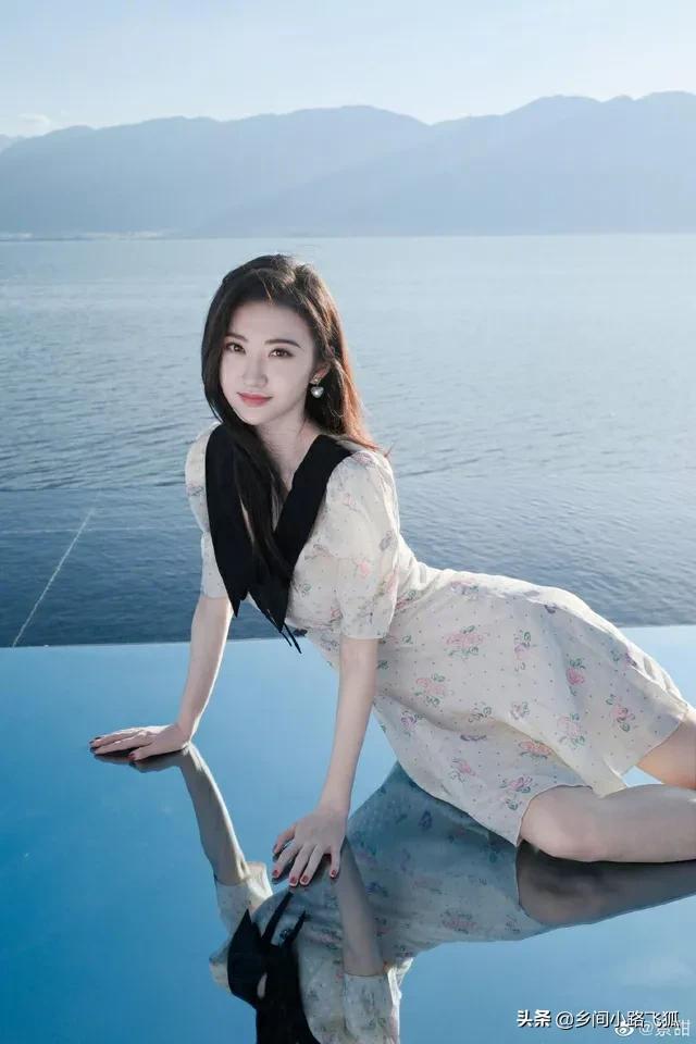 景甜晒甜美风生日写真大片 着连衣裙手拿鲜花夏日感满满