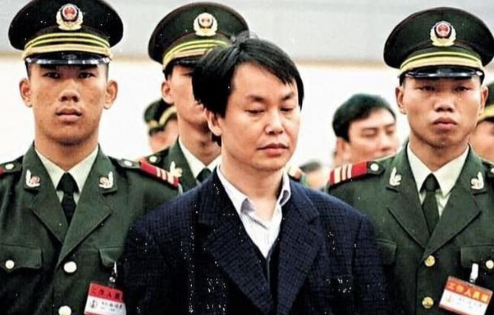 香港“黑老大”：绑架李嘉诚儿子，成功勒索10.38亿，在内地落网