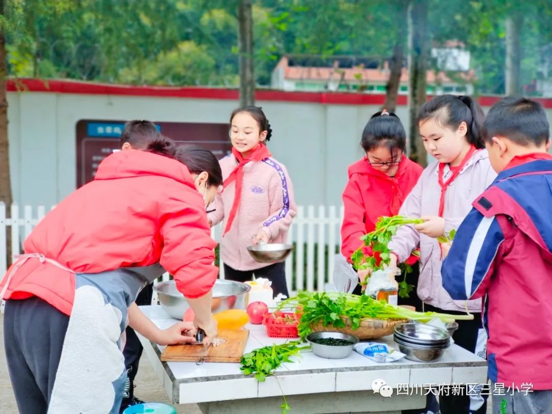 四川天府新区三星小学把劳动教育融入到餐厨实践中