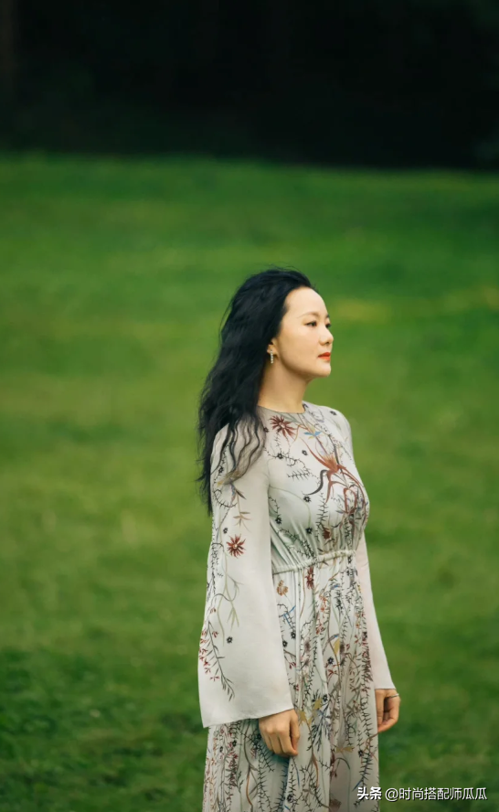 看了52岁咏梅，我才明白什么叫美得真实不做作！堪称中年女人典范