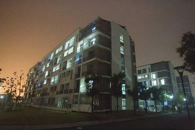 2009年，上海女硕士带母求学被拒自杀，校方回应：可赔偿，不道歉