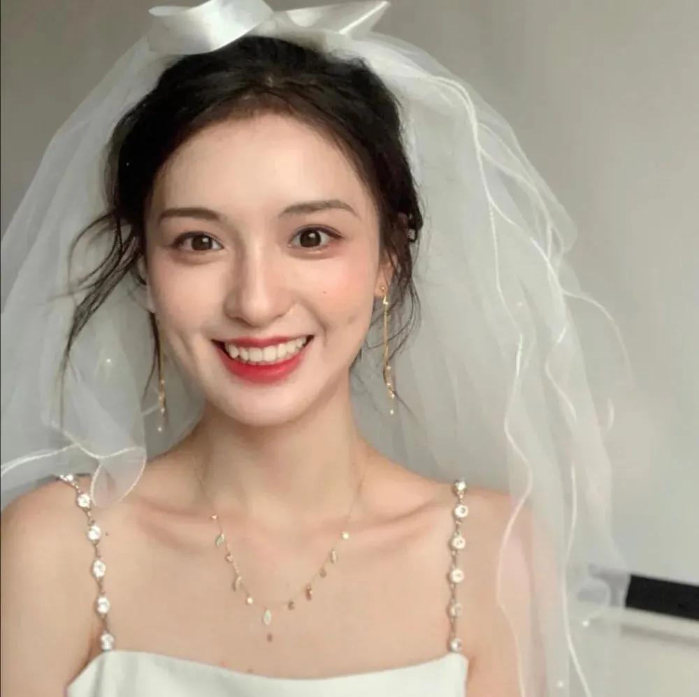 她终于明白，爱不是等待，而是学会转身。