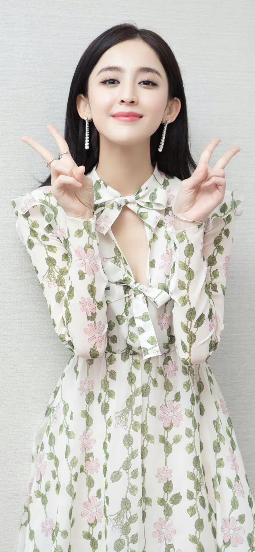 新疆四美之一，明媚美女古力娜扎的黑红成名史
