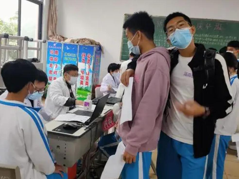 高考体检需要“全部脱光”？现场一片混乱，把医生都给逗笑了