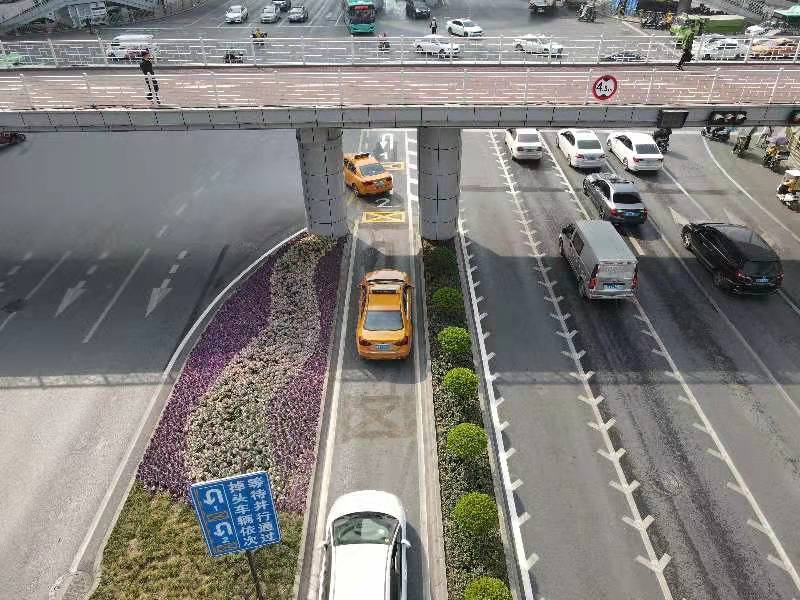 小寨十字首次实现多车“并联掉头”，通行率可提升10%以上