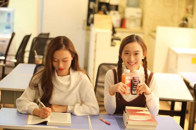 清华课堂照火了，家长视角独特：竟没一人染发，学习好是有原因的