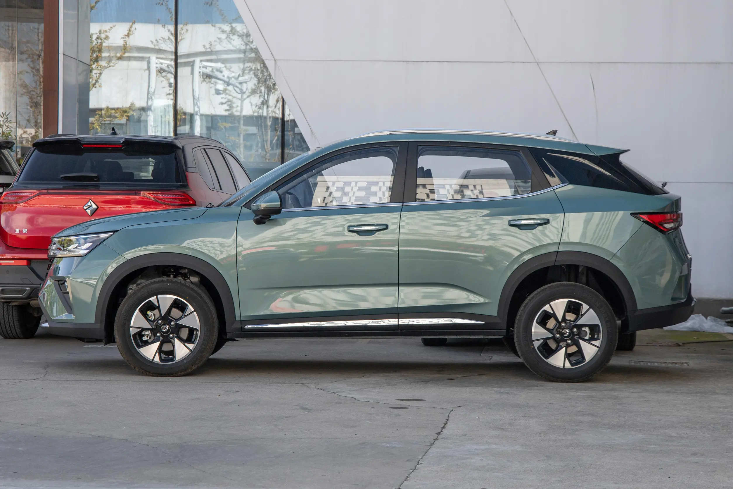 致不想卷的年轻人：入门5.68万的5座SUV，省油省心，五菱星驰
