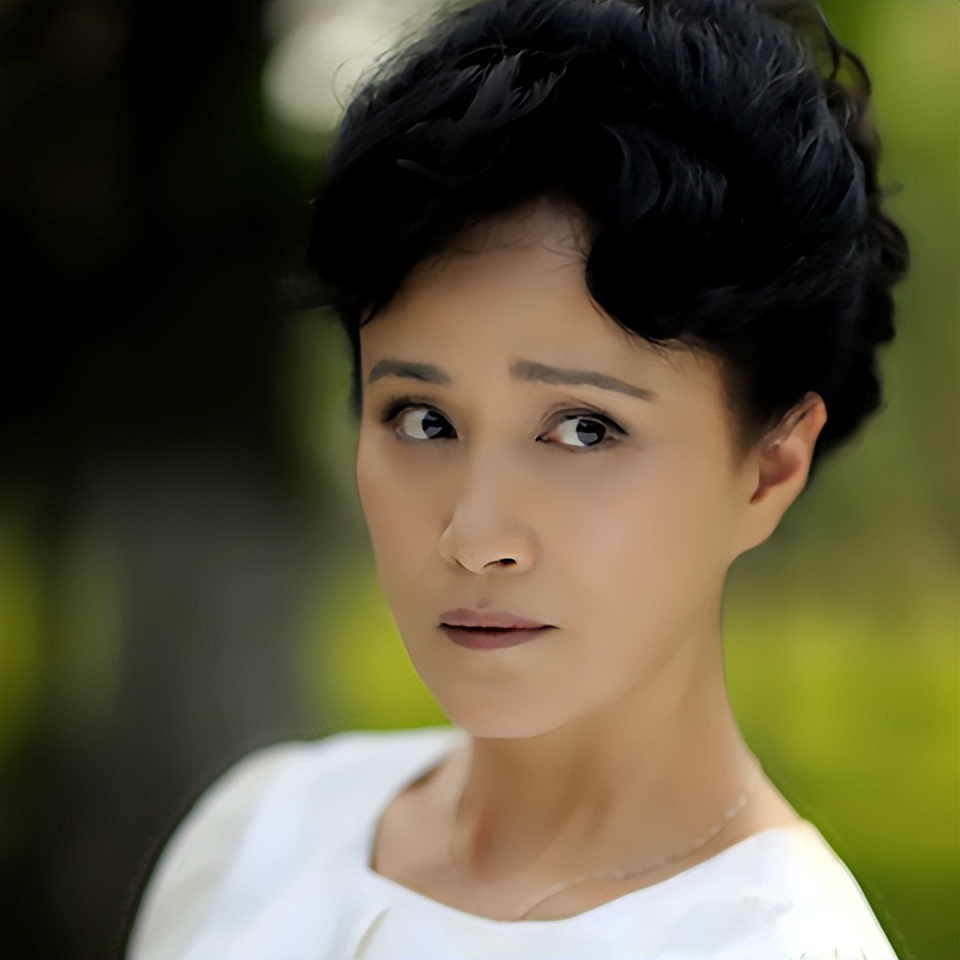 "清咖婆婆"张小磊:巅峰期下海经商,嫁平凡丈夫,孙女6岁了