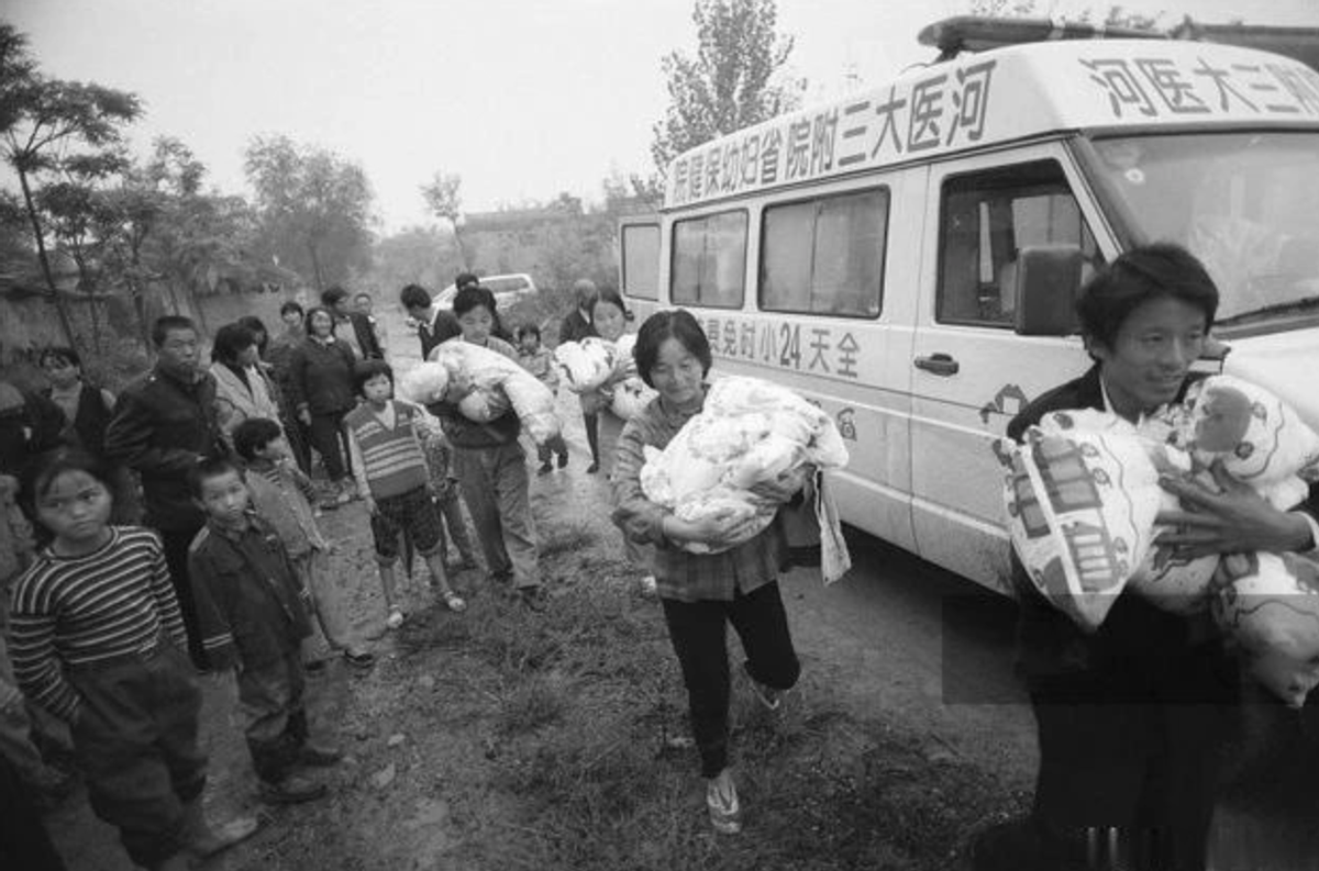 23年前，河南夫妻生下龙凤四胞胎没钱抚养，如今有车有房幸福美满