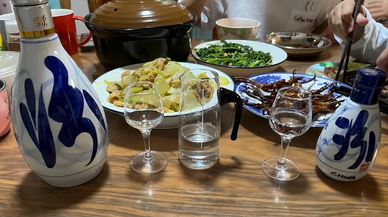 汾酒青花瓷(汾酒青花瓷53度多少钱一瓶)-友友