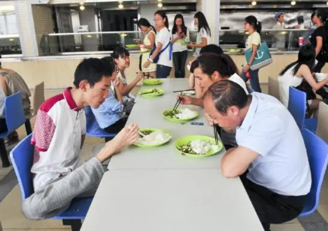 某大学掌握“财富密码”，在食堂播放《甄嬛传》，吸引众多学生