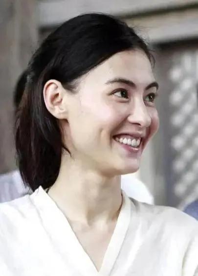 花钱如流水的4位女明星，一年2亿，有钱也养不起