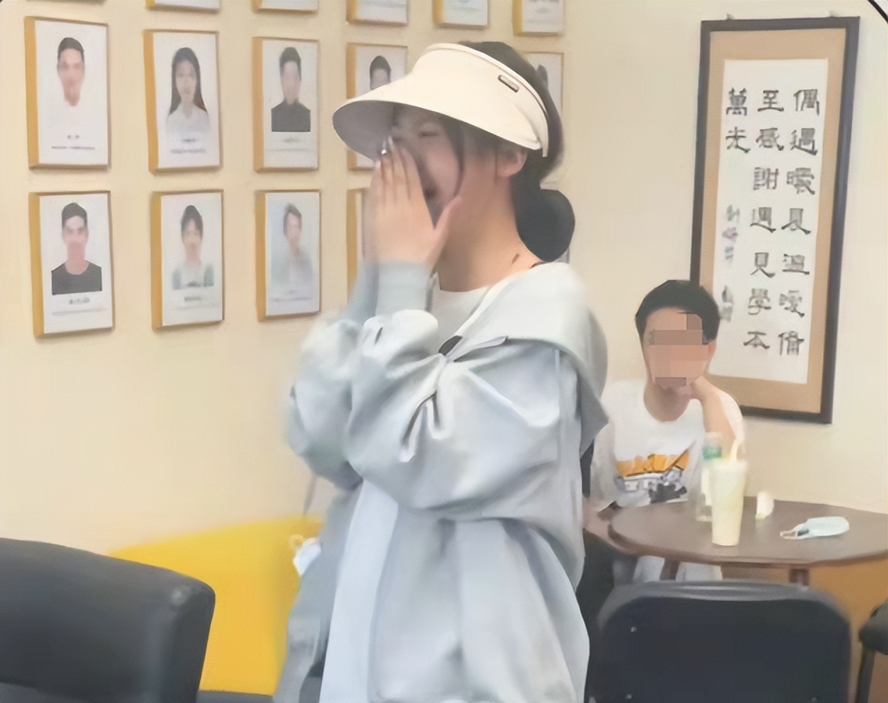 宋晓峰女儿高考359考上北电，数学46分仍激动痛哭，长相很出众