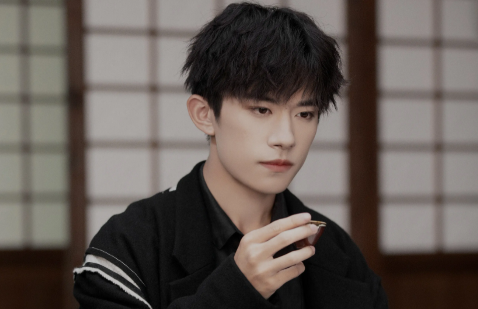 易烊千玺考编上热搜，月入千万的明星为何要抢月薪几千的工作？