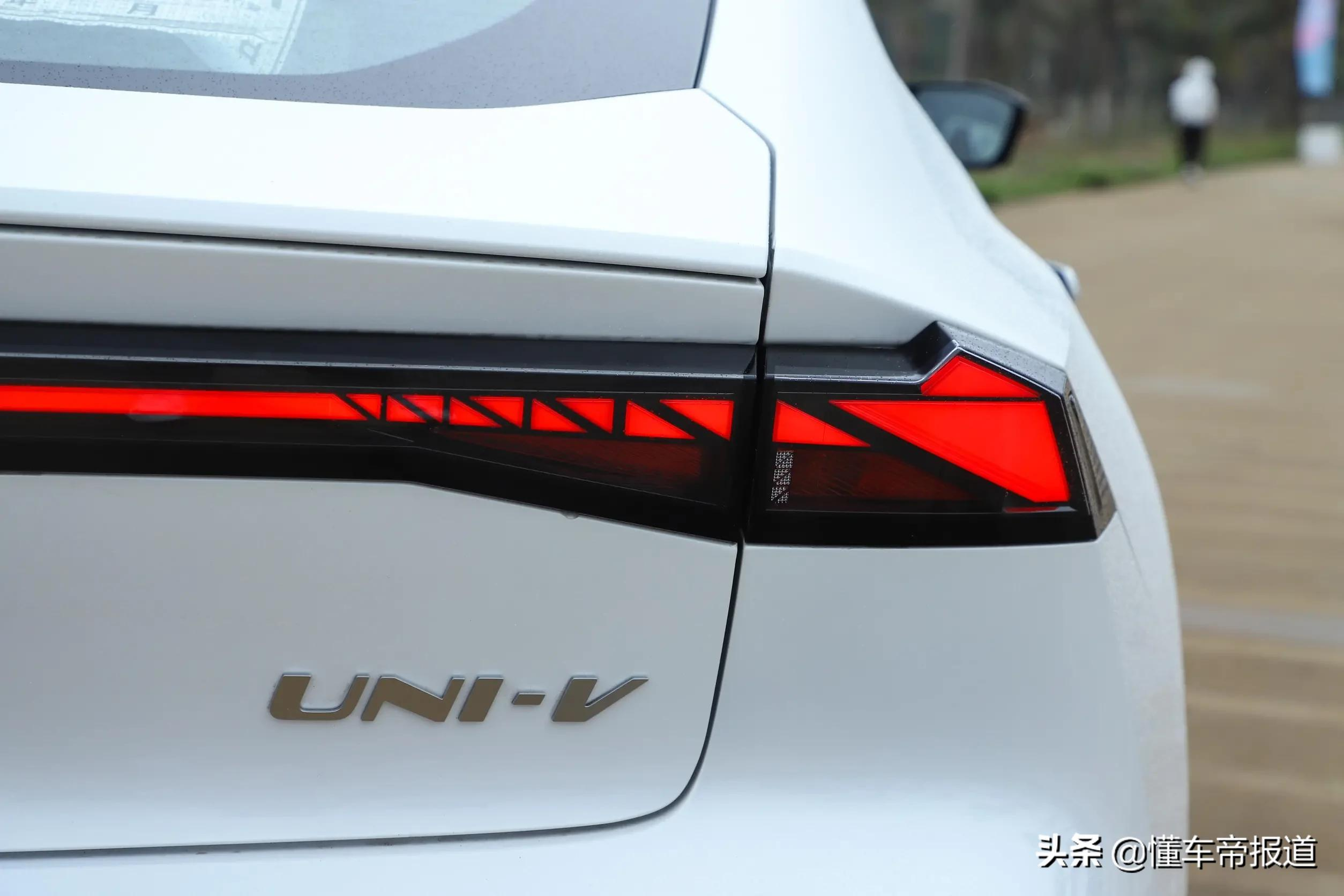 新车 | 电动尾翼加持!长安UNI-V正式上市,售10.89万元起