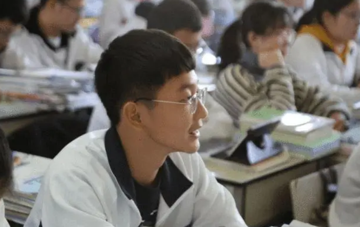 上大学才知道，普通班当鸡头和重点班当凤尾的差距，能重选就好了