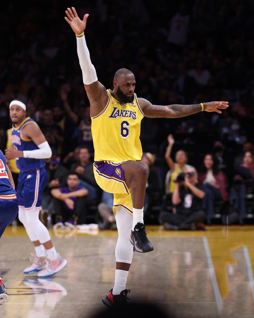 6秒时詹姆斯走步违例,让勇士丧失了扳平比分的最后机会,一下引发了不