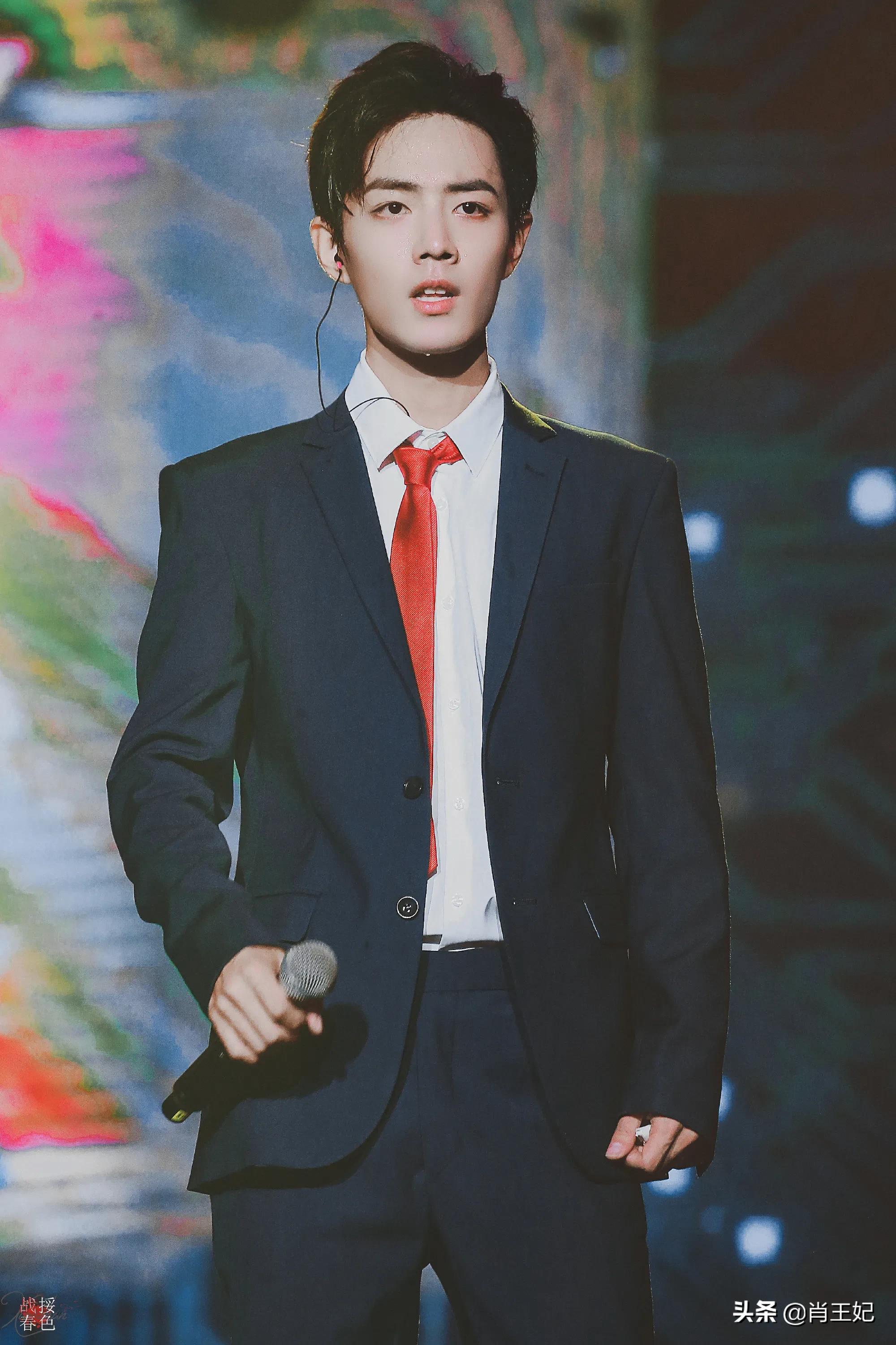 桃桃的一组生图,肖战的眼睛真好看,灵气逼人鲜花与少年绝配