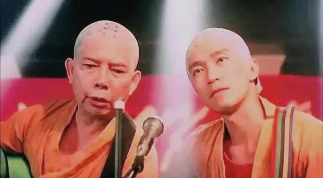 80岁黄一飞红白搭配庆寿宴，搞笑表情真爆表，秀出甜美幸福真感觉