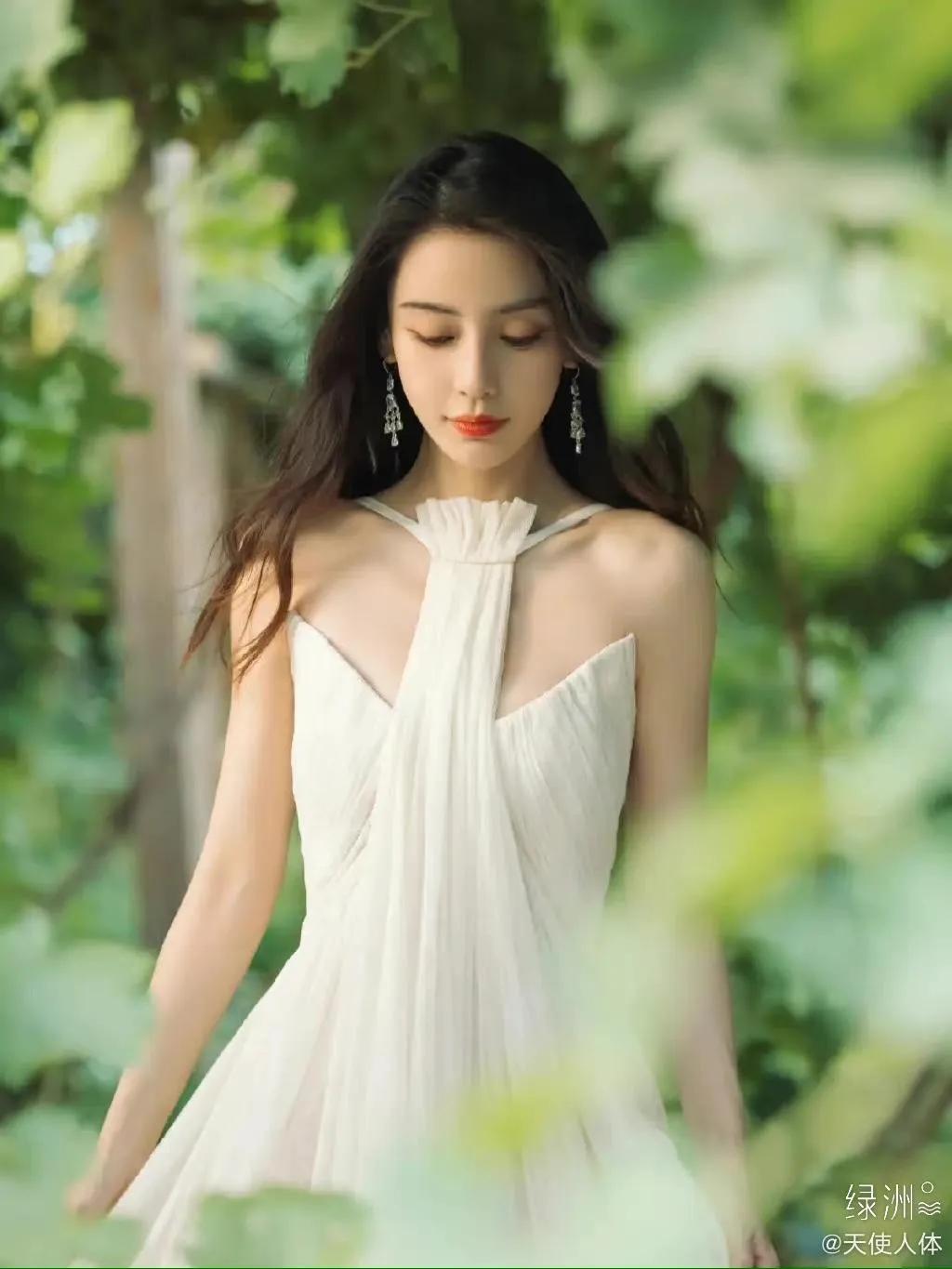 摄影师对杨颖说：“你这白色仙女裙太过分了，都美到心坎上了！”