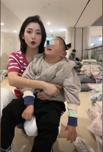 带脑瘫儿子创业，90后女店员转型带货直播，单场营收18万元