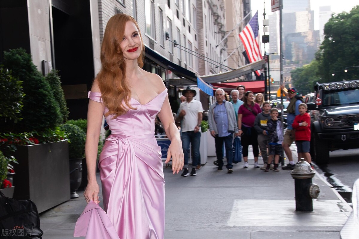 杰西卡-查斯坦前往参加托尼奖粉色礼裙优雅艳丽
