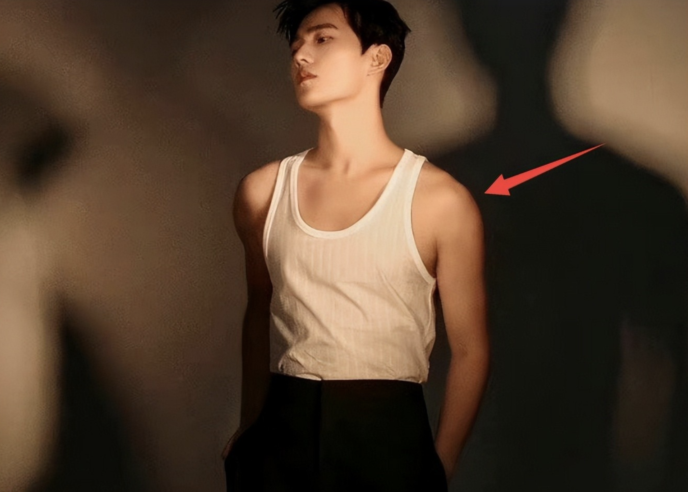 眉毛稀疏、假腹肌、高跟鞋，男星7大作假，男人的虚荣心多可怕