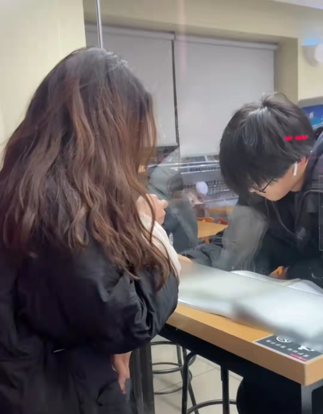 安徽一高校女生酒后搭讪走红，男生害羞低头不敢直视，现已成朋友