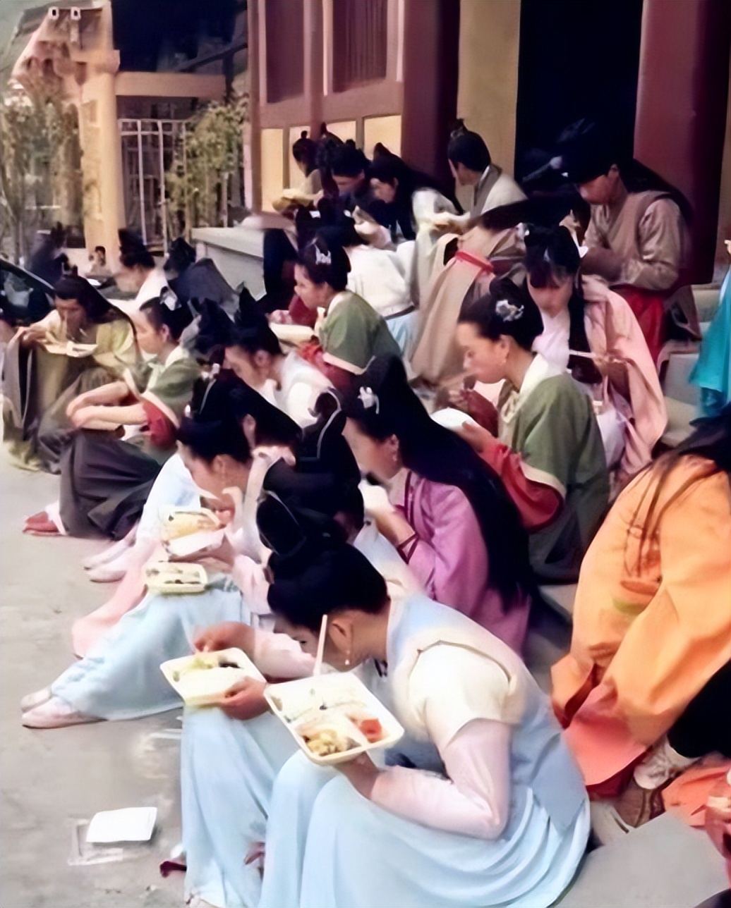 横店“20万群演”的现状：懒汉的天堂，疯子的乐园，光棍的世界