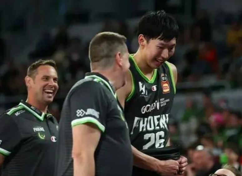 周琦为什么在nba打不上球(周琦挑战NBA失败原因曝光！火箭记者揭真相，父亲团队拉跨)