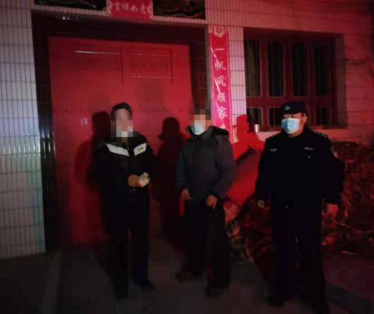 武功公安战“疫”日记丨民警巡逻途中救助走失老人