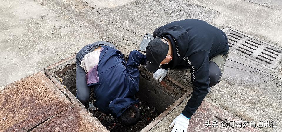 鹤壁市第十八中学及时排查水管渗漏情况(图1)