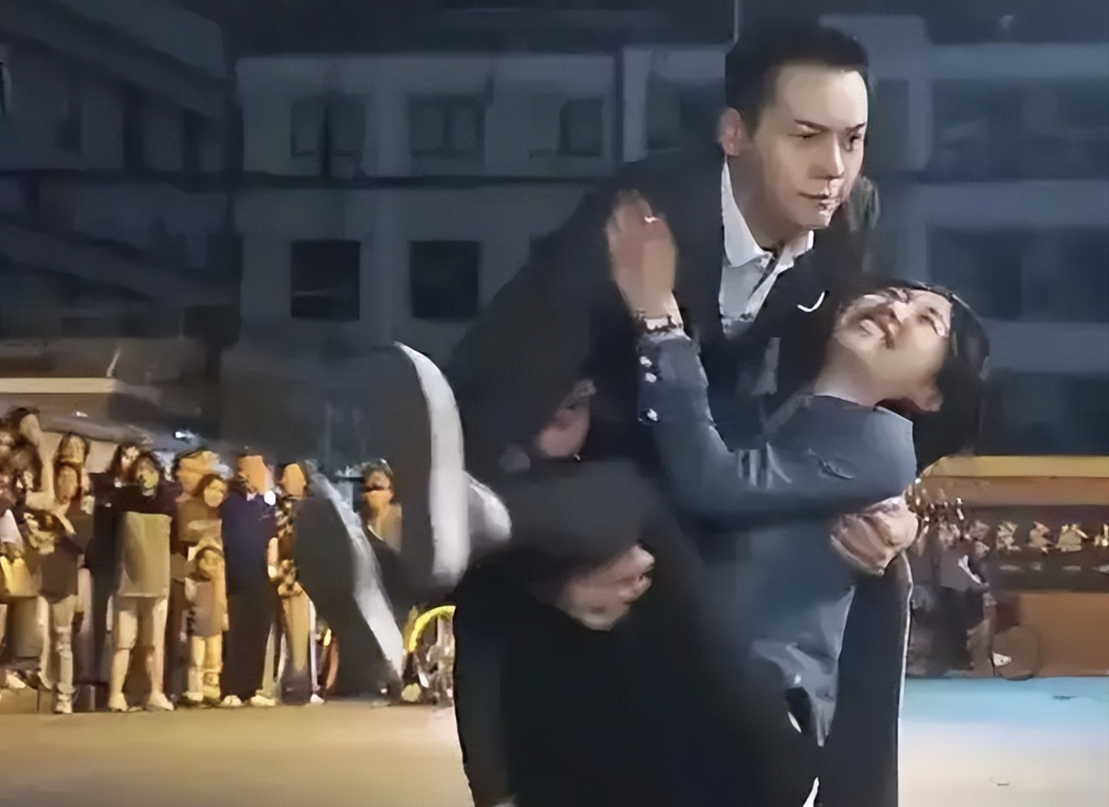 眉毛稀疏、假腹肌、高跟鞋，男星7大作假，男人的虚荣心多可怕