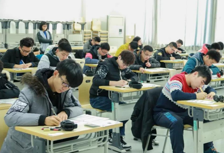 高校不允许大一新生报英语四级？对此还是理解的，毕竟名额有限