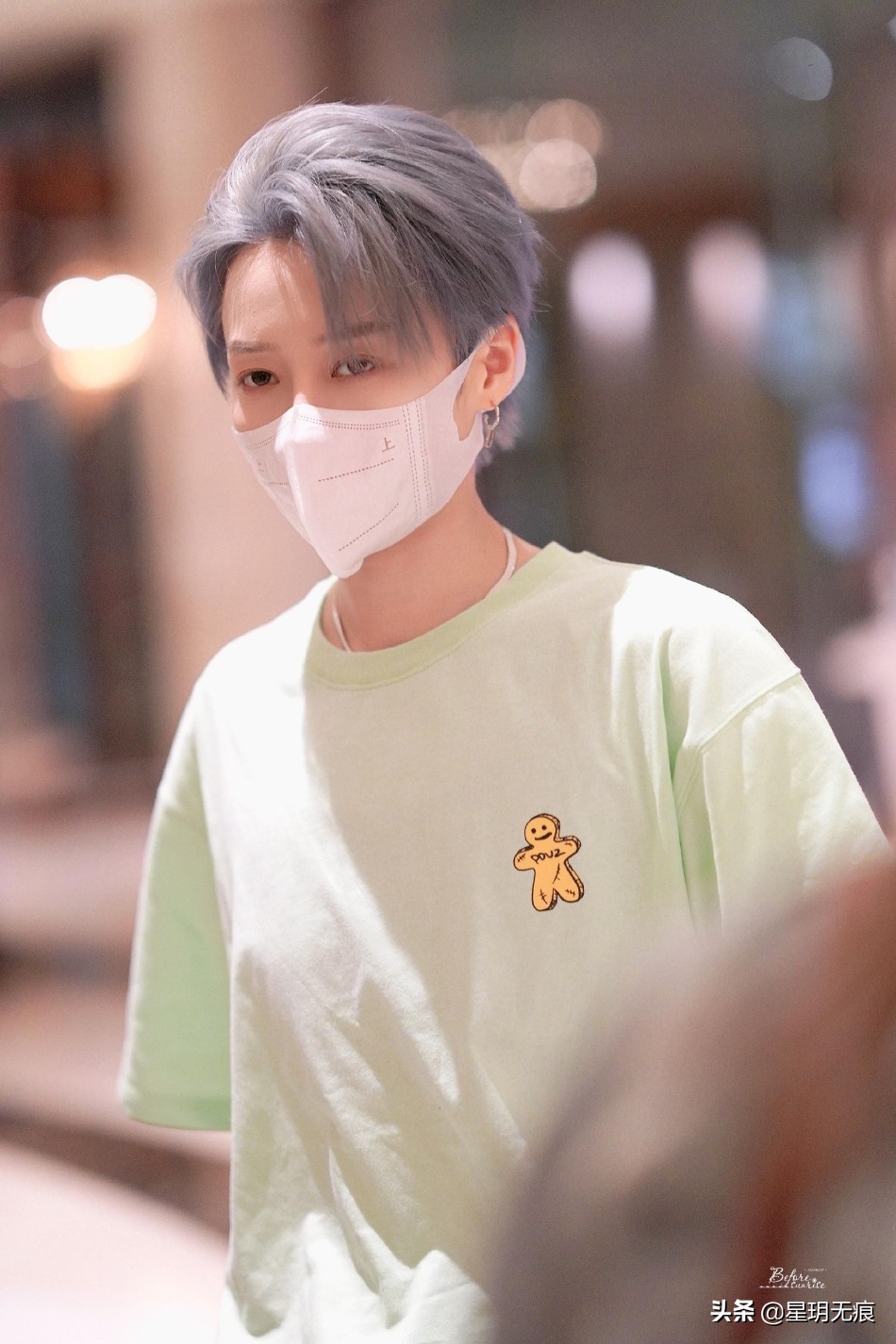 刘雨昕《街舞5》下班路透低调清爽 银灰新发色个性亮眼