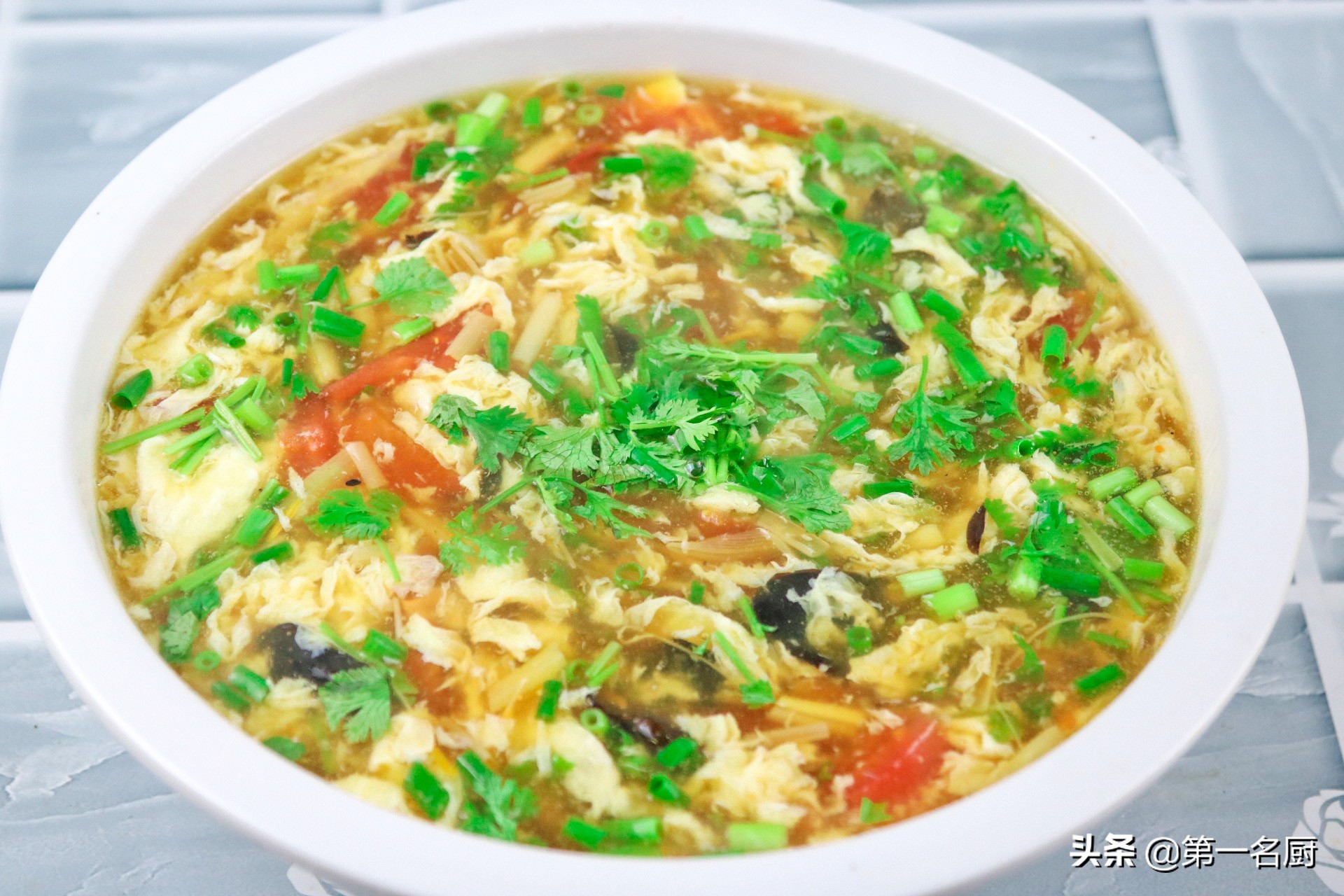 所需食材:鸡蛋 西红柿 黑木耳 黄花菜 小葱 香菜调料:食盐 胡椒粉