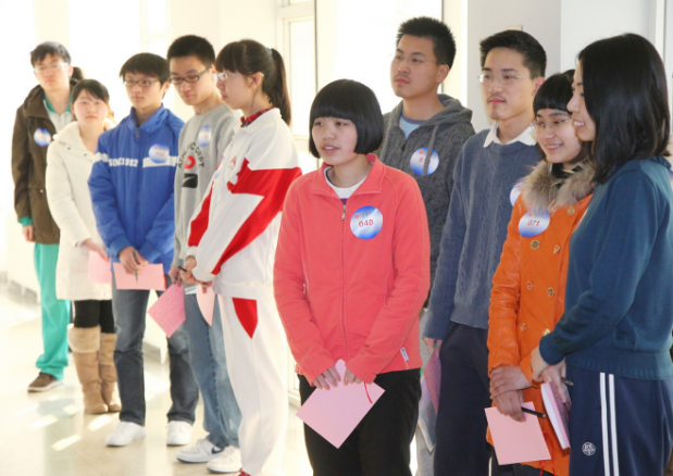 大学生毕业后“啃老”，父母无奈：早知道如此，就不供他上大学了