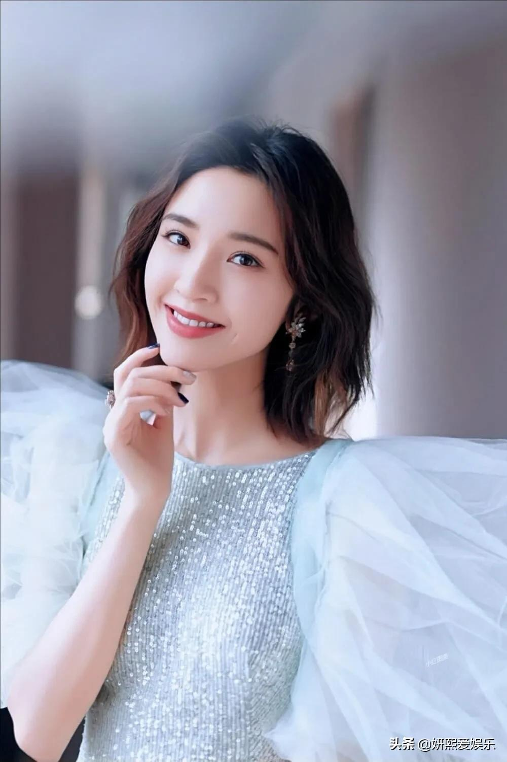 唐艺昕，邻家女孩，甜美可人